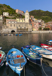 Italien, Ligurien, Cinque Terre, Hafen des Fischerdorfes Vernazza - AMF001654