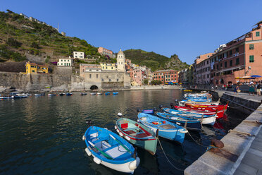 Italien, Ligurien, Cinque Terre, Hafen des Fischerdorfes Vernazza - AMF001655