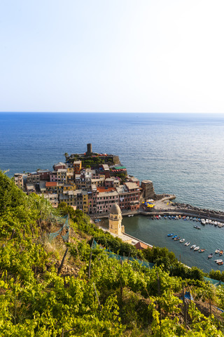 Italien, Ligurien, Cinque Terre, Blick auf das Fischerdorf Vernazza, lizenzfreies Stockfoto