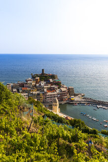 Italien, Ligurien, Cinque Terre, Blick auf das Fischerdorf Vernazza - AMF001644