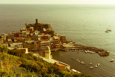 Italien, Ligurien, Cinque Terre, Blick auf das Fischerdorf Vernazza - AMF001643