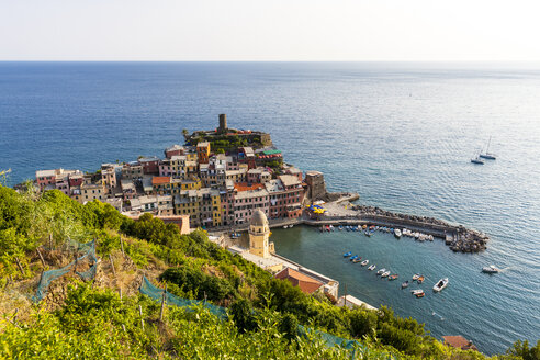 Italien, Ligurien, Cinque Terre, Blick auf das Fischerdorf Vernazza - AMF001642