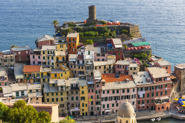 Italien, Ligurien, Cinque Terre, Blick auf das Fischerdorf Vernazza - AMF001641