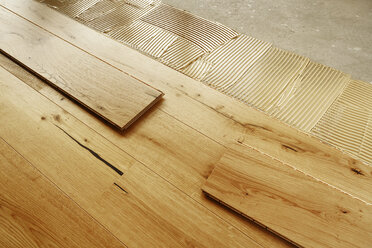 Laying finished oak parquet flooring, close-up - BIF000297