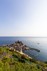 Italien, Ligurien, Cinque Terre, Blick auf das Fischerdorf Vernazza - AMF001639