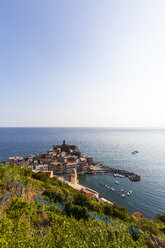 Italy, Liguria, Cinque Terre, View of fishing village Vernazza - AMF001639
