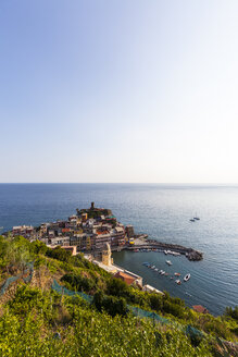 Italien, Ligurien, Cinque Terre, Blick auf das Fischerdorf Vernazza - AMF001639