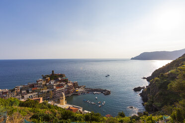 Italien, Ligurien, Cinque Terre, Blick auf das Fischerdorf Vernazza - AMF001638