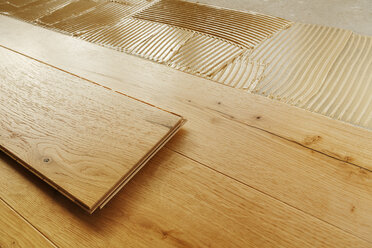 Laying finished oak parquet flooring, close-up - BIF000296