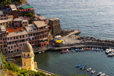 Italien, Ligurien, Cinque Terre, Blick auf das Fischerdorf Vernazza - AMF001637