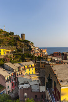 Italien, Ligurien, Cinque Terre, Blick auf das Fischerdorf Vernazza - AMF001636