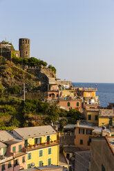 Italien, Ligurien, Cinque Terre, Blick auf das Fischerdorf Vernazza - AMF001635