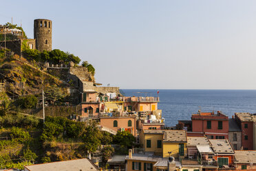 Italien, Ligurien, Cinque Terre, Blick auf das Fischerdorf Vernazza - AMF001634