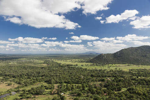 Sri Lanka, Zentralprovinz, Sigiriya, Blick vom Löwenfelsen - DRF000436