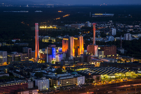 Deutschland, Hessen, Frankfurt, Industriegebiet bei Nacht - TI000010