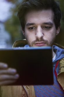 Junger Mann an einem digitalen Computer - FEXF000050