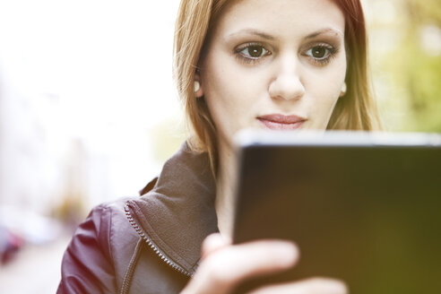 Young woman using digital computer - FEXF000052