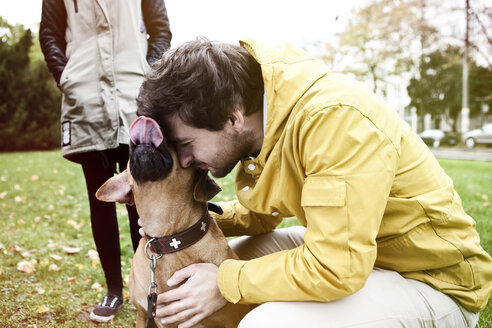 Junger Mann und sein Hund - FEXF000057