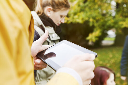 Four young people looking for direction, partial view - FEXF000066