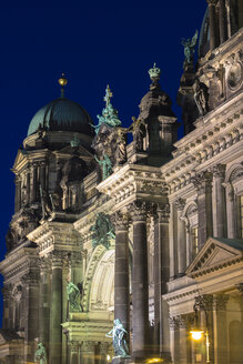 Deutschland, Berlin, Berliner Dom, Fassade bei Nacht - CMF000030