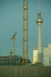 Deutschland, Berlin, Mitte, Fernsehturm am Alexanderplatz am Abend - CMF000031