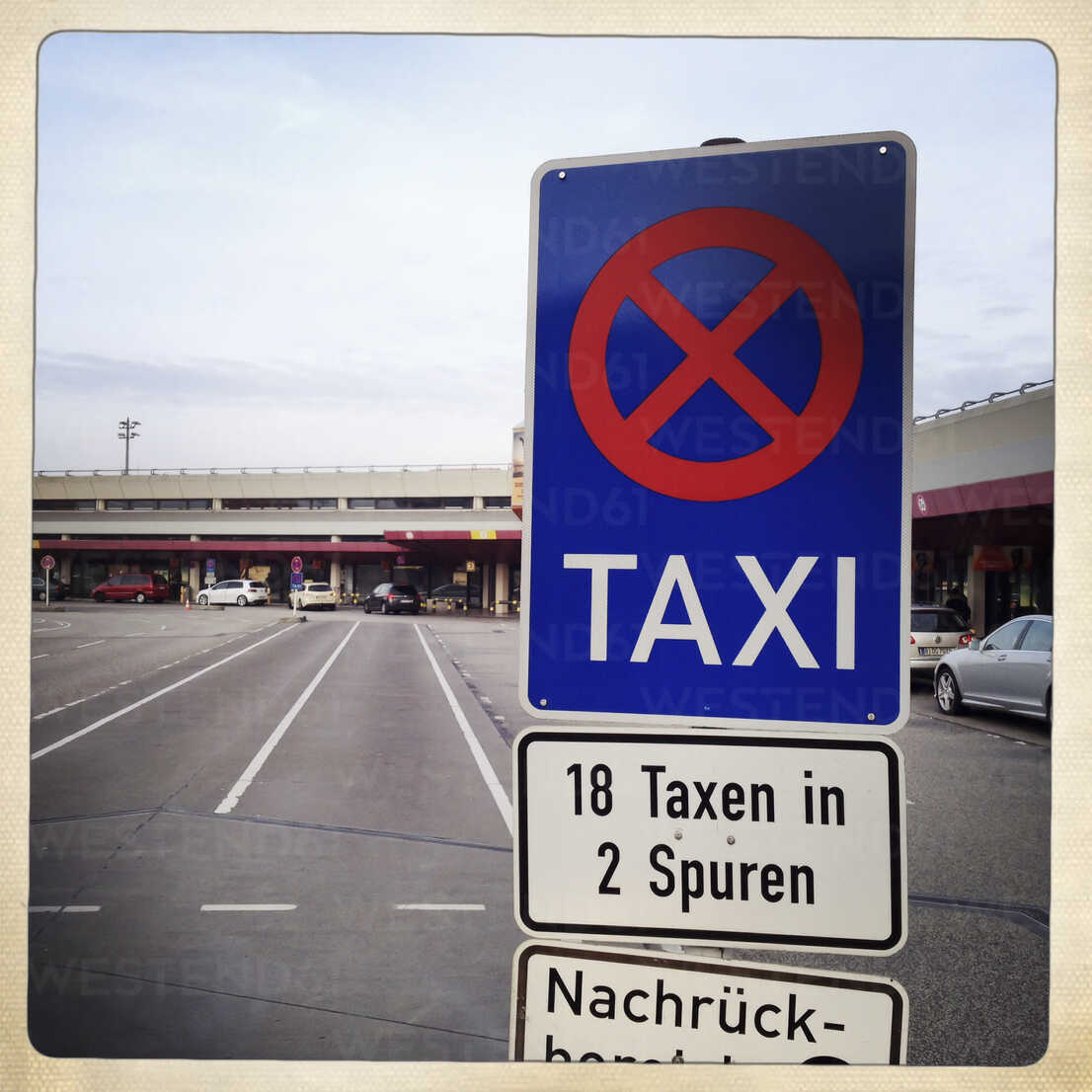Taxi-Spuren am Flughafen Berlin Tegel, Deutschland, lizenzfreies Stockfoto