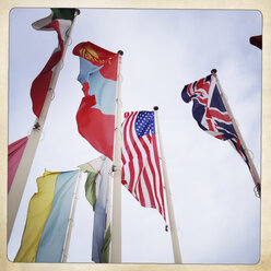 Internationale Flaggen (z.B. USA, UK, Ukraine) vor dem ICC Kongresszentrum, Berlin, Deutschland. - ZMF000135