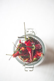 Einmachglas mit getrockneten roten Chilischoten, Ansicht von oben - SARF000200