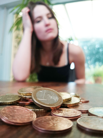 Köln, Nordrhein-Westfalen, Deutschland, junge Frau und Münzen, lizenzfreies Stockfoto