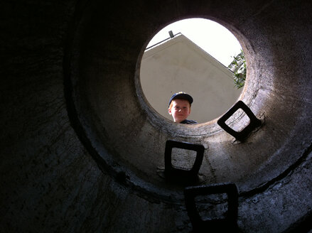 Boy looks into shaft, Germany, Baden-Wuerttemberg, Constance - JEDF000092