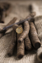 Geschnittene und ganze Schwarzwurzeln (Scorzonera hispanica) und Küchenmesser auf Jute, Nahaufnahme - MY000121