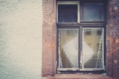 Deutschland, Sachsen, Fenster eines alten Hauses, lizenzfreies Stockfoto