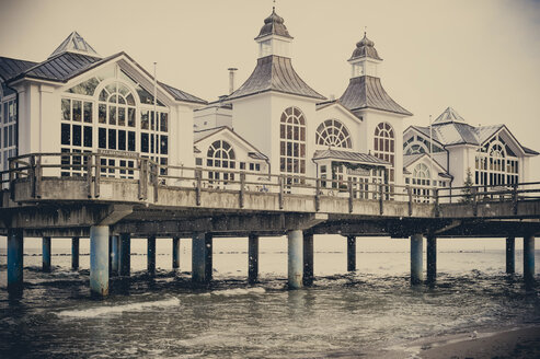 Deutschland, Mecklenburg-Vorpommern, Rügen, Seebrücke Sellin im Winter - MJF000577