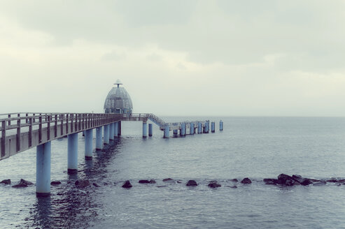 Deutschland, Mecklenburg-Vorpommern, Rügen, Seebrücke in Sellin im Winter - MJF000583