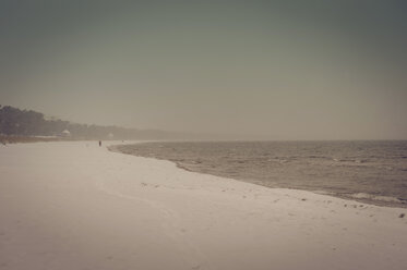 Deutschland, Mecklenburg-Vorpommern, Rügen, Ostsee im Winter - MJF000658