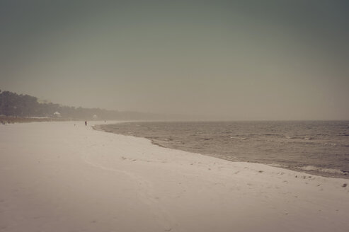 Germany, Mecklenburg-Western Pomerania, Ruegen, Baltic Sea in winter - MJF000658