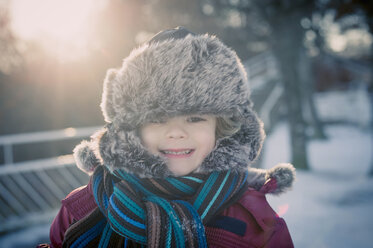 Smiling boy outdoors in winter, portrait - MJF000706