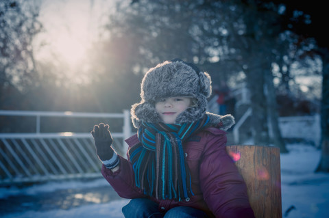 Lächelnder Junge im Freien im Winter, Porträt, lizenzfreies Stockfoto