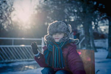 Lächelnder Junge im Freien im Winter, Porträt - MJF000705