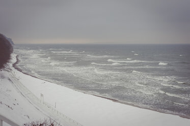 Deutschland, Mecklenburg-Vorpommern, Rügen, Ostsee im Winter - MJF000626