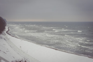 Germany, Mecklenburg-Western Pomerania, Ruegen, Baltic Sea in winter - MJF000626