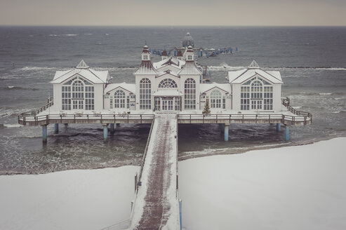 Deutschland, Mecklenburg-Vorpommern, Rügen, Seebrücke Sellin im Winter - MJ000627