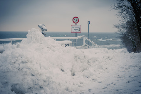 Germany, Mecklenburg-Western Pomerania, Ruegen, Sellin sea bridge in snow stock photo