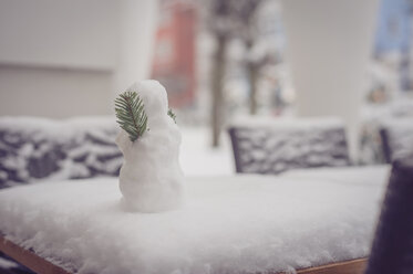 Kleiner Schneemann auf dem Gartentisch - MJF000632