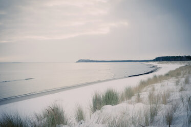 Germany, Mecklenburg-Western Pomerania, Ruegen, Baltic Sea in winter - MJF000681