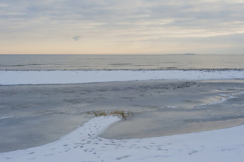 Deutschland, Mecklenburg-Vorpommern, Rügen, Ostsee im Winter - MJF000717