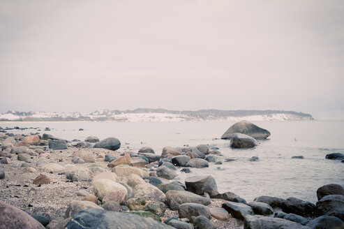 Deutschland, Mecklenburg-Vorpommern, Rügen, Steinstrand im Winter - MJF000682