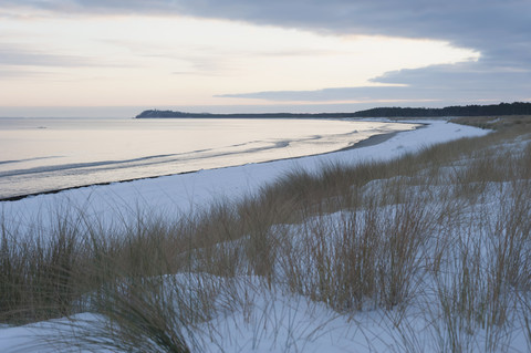 Deutschland, Mecklenburg-Vorpommern, Rügen, Ostsee im Winter, lizenzfreies Stockfoto