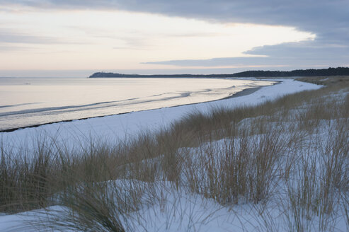 Deutschland, Mecklenburg-Vorpommern, Rügen, Ostsee im Winter - MJF000666