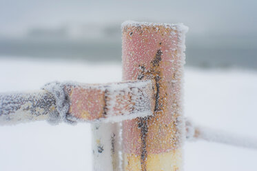 Germany, Mecklenburg-Western Pomerania, Ruegen, Fence post in snow - MJF000585